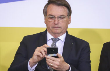 Bolsonaro compartilha fake news sobre eleições, se arrepende e apaga