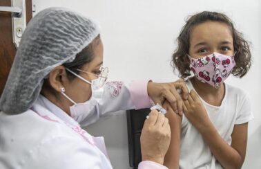 Aplicação de Coronavac para crianças de 03 e 04 anos é suspensa em Salvador por falta de doses