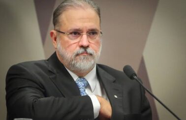 PGR já tem 40 denúncias prontas sobre envolvidos em atos golpistas, diz Aras em reunião com Lira