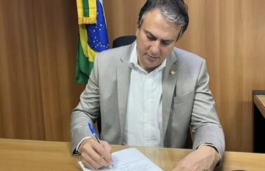 Ministro da Educação anuncia reajuste de quase 15% no piso salarial dos professores