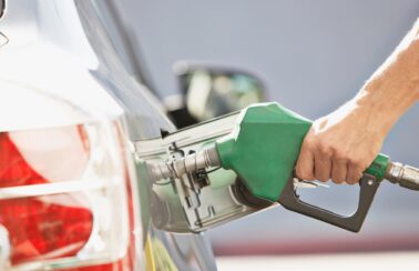 Preço da gasolina cai novamente e volta a ficar abaixo de R$ 5