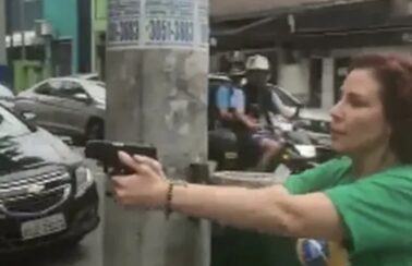 PGR denuncia Carla Zambelli e diz que deputada não tinha aval para uso ostensivo de arma na rua