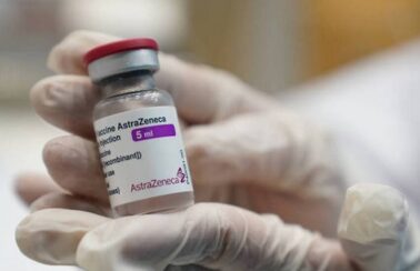 Governo Bolsonaro deixou vencer 370 mil doses da vacina AstraZeneca, diz ministério