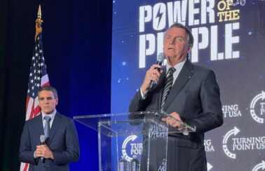 “Espetáculo bizarro”, relata revista Time sobre cotidiano de Bolsonaro na Florida
