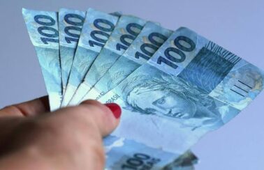 Salário mínimo deve aumentar para R$ 1.320 em maio, define governo