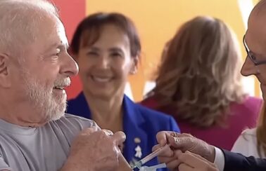 Lula é vacinado por Alckmin e lança campanha nacional de vacinação