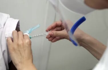 Aplicação da vacina bivalente tem baixa adesão nos primeiros dias de imunização em Salvador