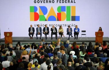 Bolsa Família é recriado com mínimo de R$ 600 por família e mais R$ 150 por criança de até seis anos