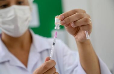 Salvador aplica vacina bivalente contra Covid-19 em trabalhadores da saúde, gestantes, puérperas e pessoas com deficiência