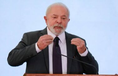 Lula diz que vai ‘continuar batendo’ no Banco Central para reduzir taxa básica de juros da economia
