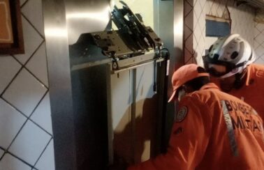 Elevador despenca com casal e crianças em hotel de destino turístico da Bahia