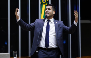 Deputado cearense terá que pagar R$ 1.600 por quebrar microfone da Câmara