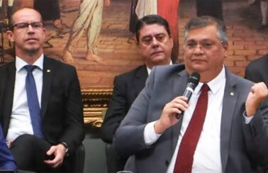 Na CCJ, Flávio Dino reage a André Fernandes sobre processos, diz que deputado cearense será ‘piada’ e gera risadas