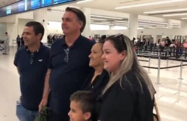Bolsonaro chega ao Brasil após passar três meses nos Estados Unidos