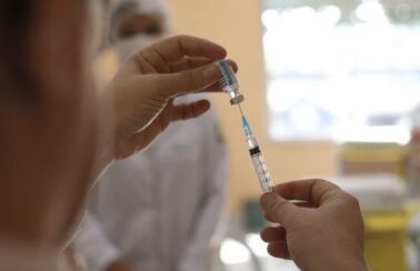 Fortaleza inicia vacinação bivalente contra Covid-19 para pessoas com comorbidades nesta terça