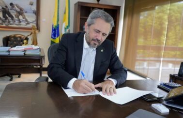 Aumento de 14,95% estabelecido pelo MEC será pago aos professores do Ceará, diz Elmano