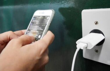 Na Paraíba, criança sofre descarga elétrica e morre ao mexer em celular conectado à tomada
