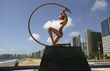 Aniversário de Fortaleza tem shows na Praia de Iracema, passagem de ônibus mais barata e ponto facultativo