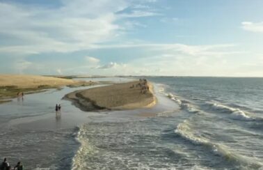 Desgaste de dunas devido ao turismo gera avanço do mar e erosão do litoral cearense, diz geógrafo