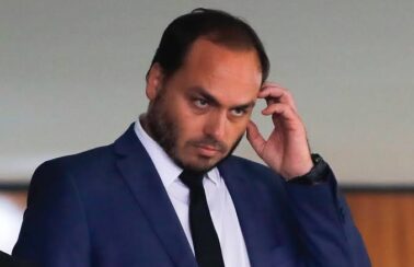Carlos Bolsonaro diz que não vai mais cuidar das redes do pai: “Não acredito mais no que me trouxe até aqui”