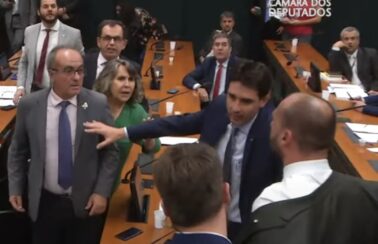 Eduardo Bolsonaro e deputado do PT brigam durante audiência na Comissão do Trabalho