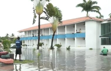 Chuva forte deixa turistas ilhados em hotel e abre cratera na Bahia