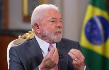 Em Portugal, Lula volta a criticar juros no Brasil: ‘ninguém toma dinheiro emprestado a 13,75%’