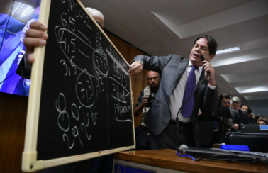 Senador cearense usa lousa de giz para alfinetar presidente do Banco Central durante audiência