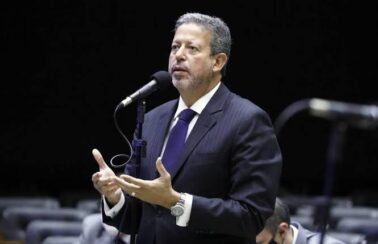 Após pedido do relator, Lira adia votação do PL das Fake News na Câmara
