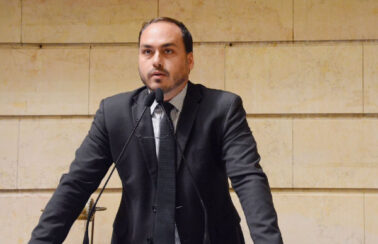 ‘Carlos Bolsonaro está prestes a ser preso’, afirma vice-líder do governo