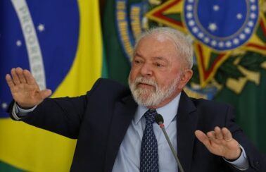 Lula lembra que pandemia não acabou, pede que população se vacine e critica negacionismo