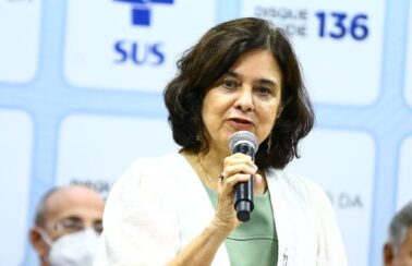 ‘É hora de intensificar a vacinação’, diz ministra sobre Covid-19