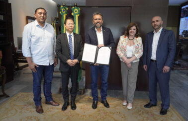 Governo do Ceará assina memorando de entendimento de R$ 1,8 bilhão com grupo chinês para construção de parque solar
