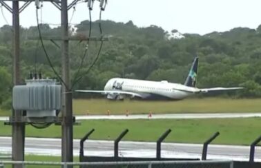 Durante pouso avião sai da pista em aeroporto de Salvador