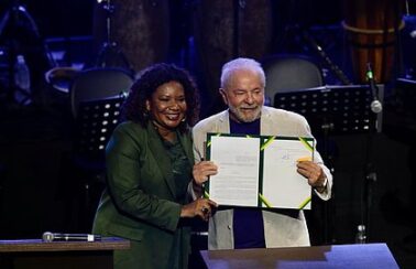 Lula assina Lei Paulo Gustavo em evento marcado por apresentações musicais e presença de artistas em Salvador