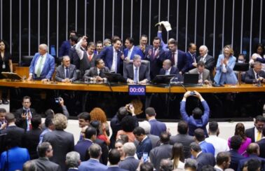 Câmara aprova urgência para projeto que dificulta demarcação de terra indígena