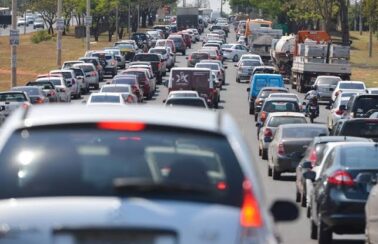 Governo anuncia corte de impostos para deixar carros mais baratos