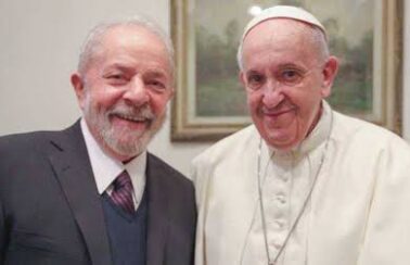 Após telefonema com o Papa Francisco, Lula anuncia ida ao Vaticano e convite para visita ao Brasil
