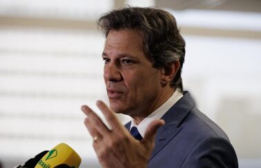 Programa para baratear carros populares deve ser repaginado para foco em ônibus e caminhões, diz Haddad