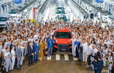 Lula dá início à produção de novo modelo de carro durante visita em Goiana (PE)