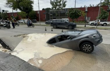 Carro é ‘engolido’ por cratera após asfalto ceder na Avenida Recife