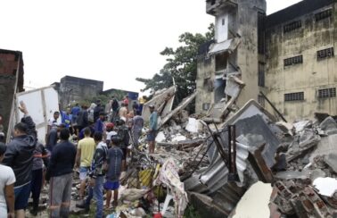 Sobe para 4 número de mortos após prédio desabar no Grande Recife