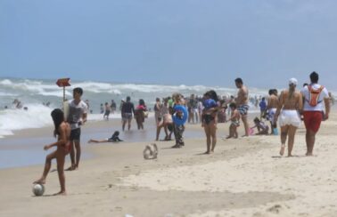 Fortaleza tem 17 praias próprias para banho neste fim de semana
