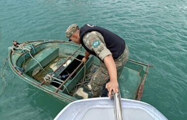 Papelotes de maconha e cocaína são apreendidos em barco de pesca em Fortaleza