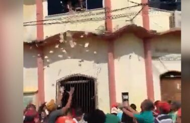 População devolveu apenas R$ 300 jogados pela janela por vereador de cidade do Maranhão