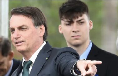 Jair Renan levou itens do acervo de Bolsonaro, diz ex-funcionário