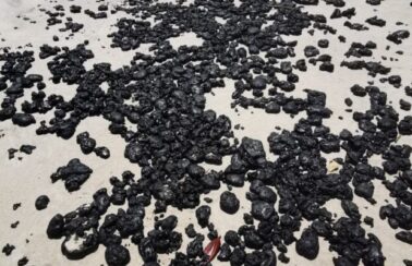 Manchas de óleo voltam a aparecer em praia do Baixo Sul baiano