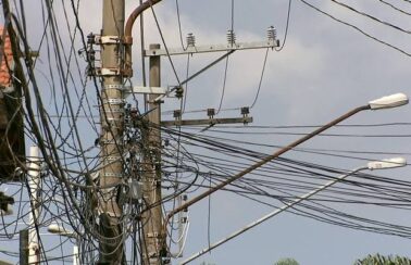 Governo lança programa para organizar emaranhado de fios nos postes das cidades brasileiras