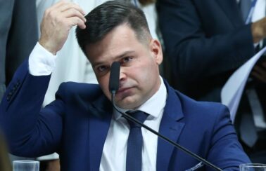 CPMI acha fotos de Hitler, armas e clã Bolsonaro no celular de ex-PRF