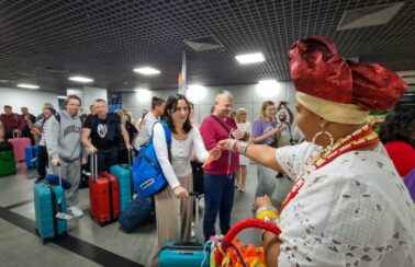 Turistas poloneses chegam à Bahia em voo inédito direto de Varsóvia